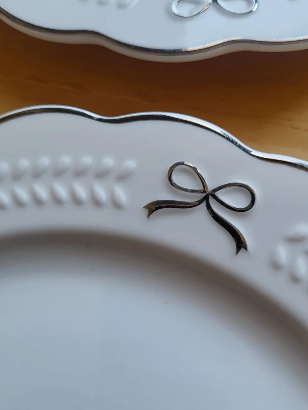Yedi White with Silver Bow and Trim Dinner Plates 10”Set of 4 Ceramic Brand New